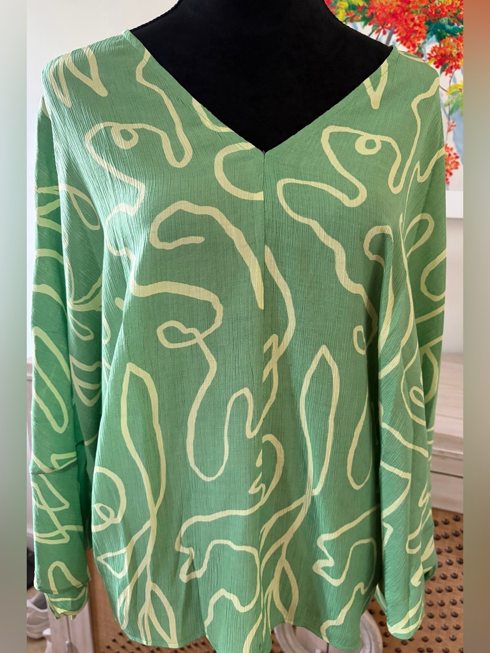 NWT Easel Size Medium V Neck Rayon Top - Picture 2 of 4